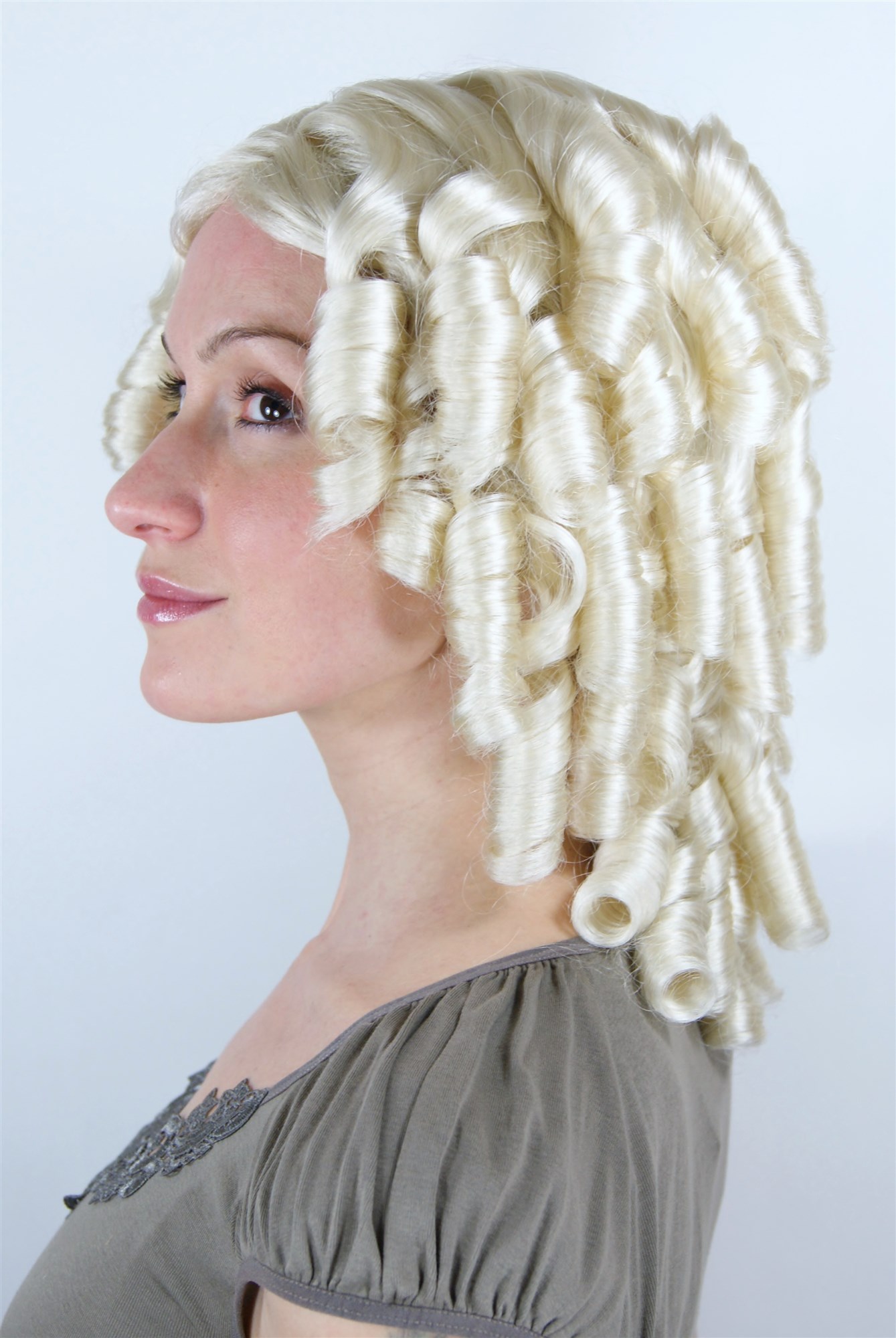 hochwertige Qualitätsperücken, Damen Perücke mit Locken/Spirallocken im Barock-Look Platinblond Blond 6006A-613, Ansicht 2, WIG ME UP: Ihr Perücken Online Shop lockige Tressen-Perücke mit Kopfhaut-Imitat Platinblond schulterlange Haare für Damen