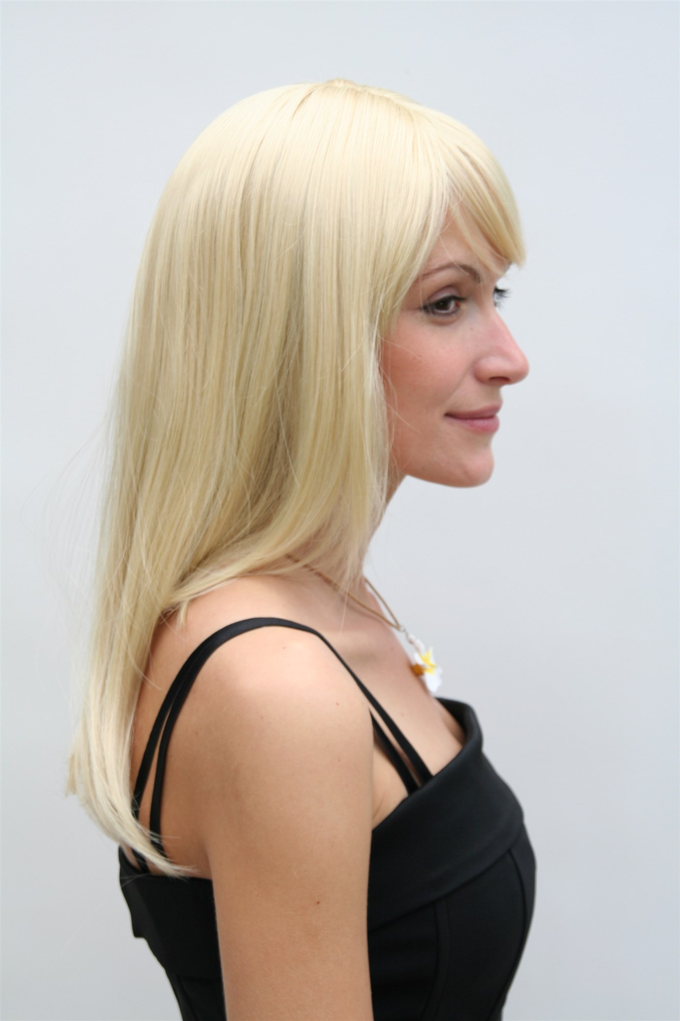 hochwertige Qualitätsperücken, Frauen Perücke Gold-Lichtblond Blond halblang glatt fallend kesser Pony 3112-88E, Ansicht 4, WIG ME UP: Ihr Perücken Online Shop glatte Tressen-Perücke mit Kopfhaut-Imitat Gold-Lichtblond schulterlange Haare für Damen
