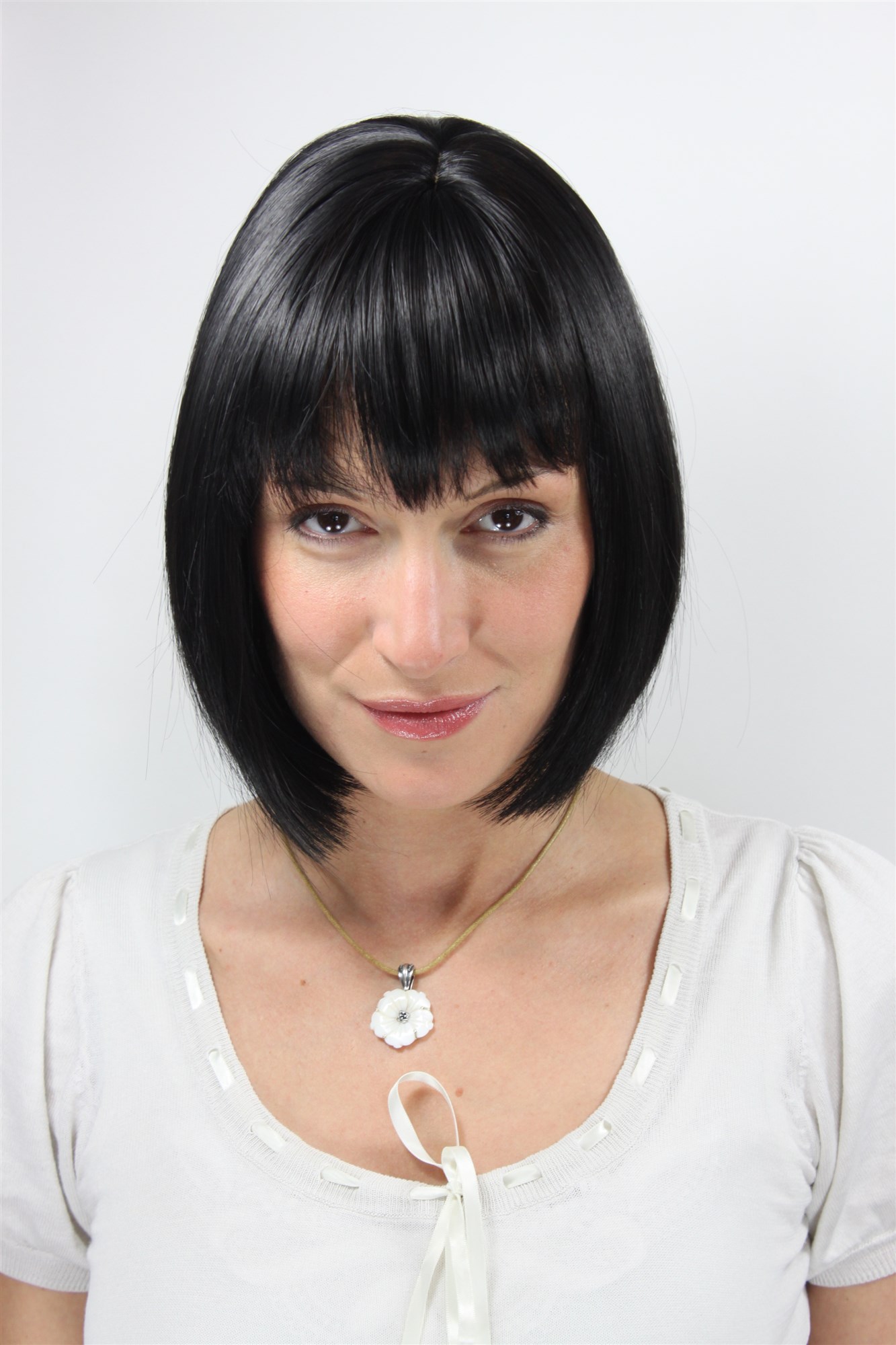 hochwertige Qualitätsperücken, Damen Perücke Bob kurze glatte Haare mit Ponyfrisur schwarz 2212-1B, Ansicht 3, WIG ME UP: Ihr Perücken Online Shop glatte Tressen-Perücke mit Kopfhaut-Imitat Samtschwarz kurze Haare für Damen