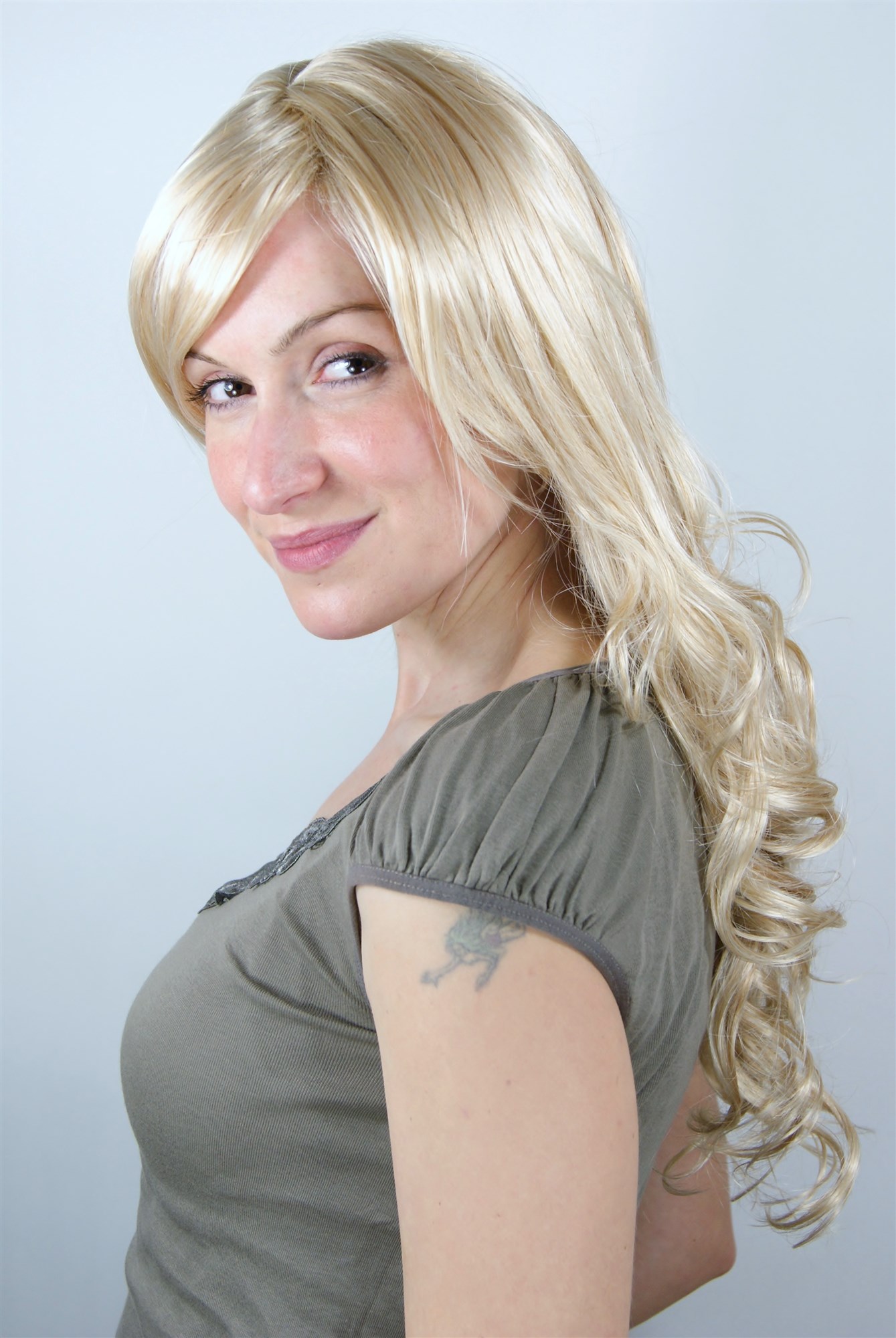 hochwertige Qualitätsperücken, Blonde lockige Frauen Perücke mit Scheitel 9319-611, Ansicht 2, WIG ME UP: Ihr Perücken Online Shop lockige Tressen-Perücke mit Kopfhaut-Imitat Hellblond lange Haare für Damen