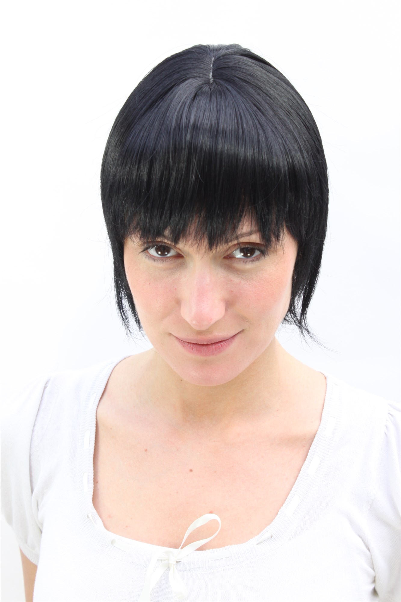 hochwertige Qualitätsperücken, Schwarze Frauen Perücke kurz Bob ausgefranster fransiger Look 1003-1, Ansicht 4, WIG ME UP: Ihr Perücken Online Shop glatte Tressen-Perücke mit Kopfhaut-Imitat Schwarz kurze Haare für Damen