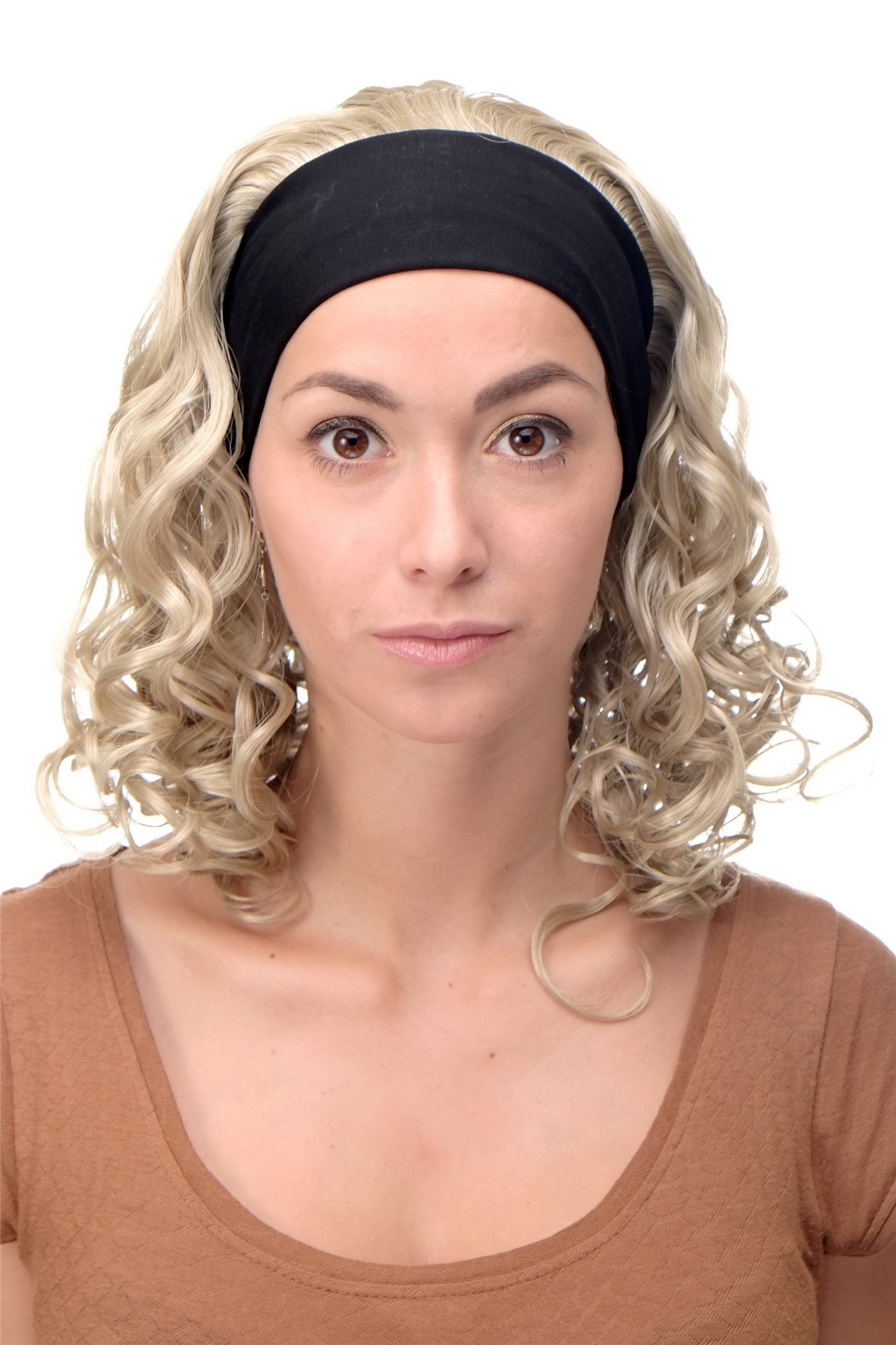 hochwertige Qualitätsperücken, Perücke Stirnband Hellblond Locken Schulterlang BRO-704-22, Ansicht 2, WIG ME UP: Ihr Perücken Online Shop lockige Tressen-Perücke mit Stirnband Hellblond schulterlange Haare für Damen